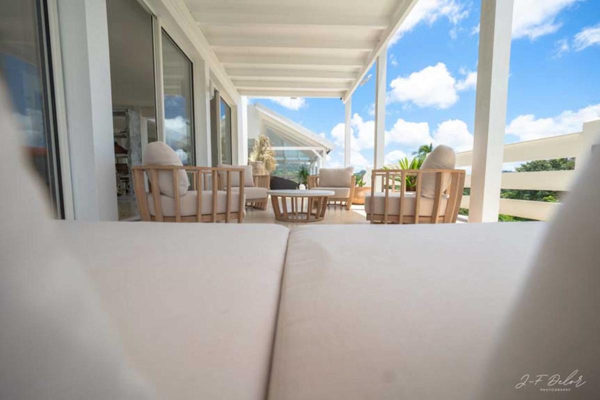 9 Location villa avec piscine le françois martinique_salon extérieur